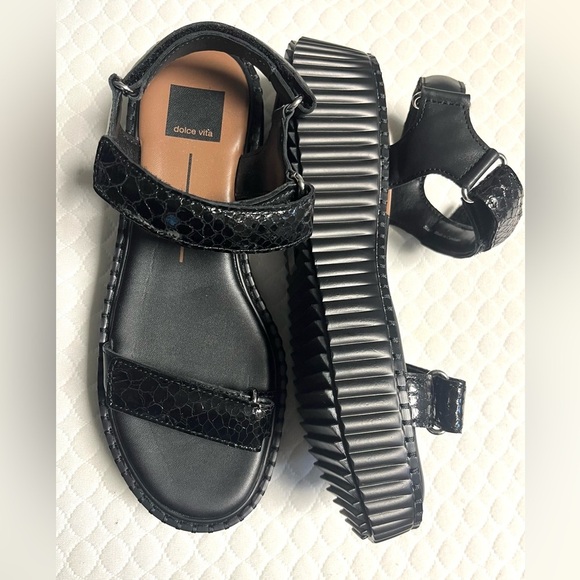 New Dolce Vita Debra Platform Sandals Midnight Black Embossed Leather
Women's 9 - Picture 8 of 9